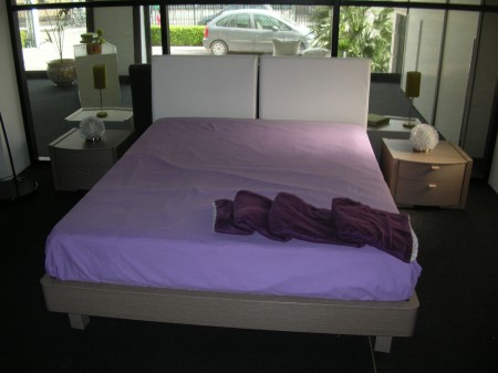 PROPOSTA 108-5 TRE AMBIENTI 108-1-2-3-4-5  OUTLET 8800,00Letto Mod. FIBY Giroletto Rovere Ontario - Testiera Ecopelle Bianca cm. 180 x 217 n°2 Comodini Mod. Spalla 40 Curvo cm. 58 x 47 x h.39 Rovere Ontario